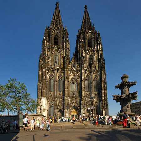 Touristen tummeln sich vor Kölner Dom Foto 