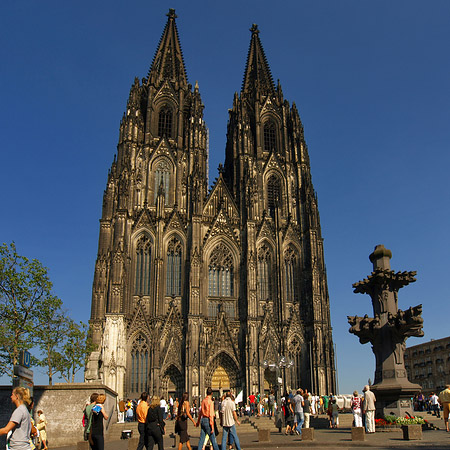 Foto Touristen tummeln sich vor Kölner Dom - Köln