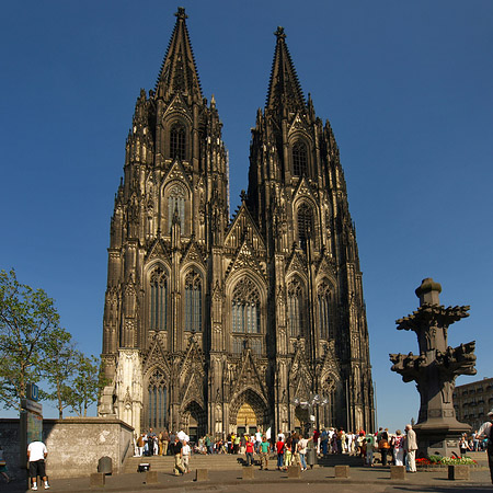 Fotos Touristen tummeln sich vor Kölner Dom