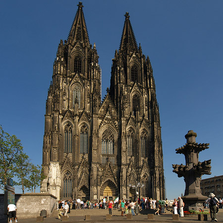 Touristen tummeln sich vor Kölner Dom Foto 