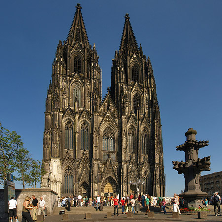 Touristen tummeln sich vor Kölner Dom