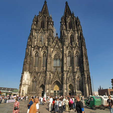 Touristen tummeln sich vor Kölner Dom Foto 