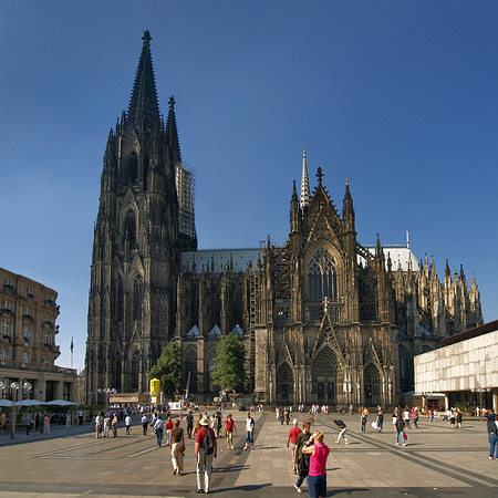 Touristen tummeln sich vor Kölner Dom Fotos