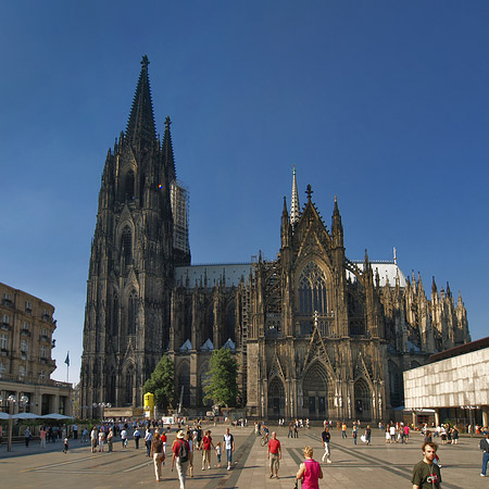 Foto Touristen tummeln sich vor Kölner Dom - Köln