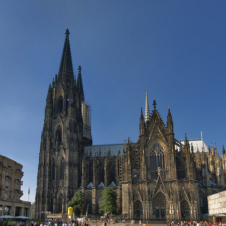 Fotos Touristen tummeln sich vor Kölner Dom | Köln