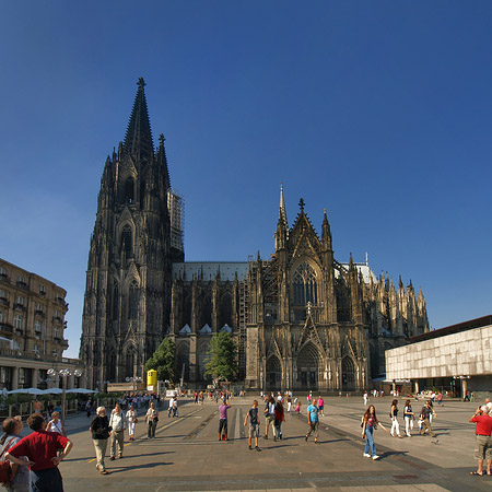 Fotos Touristen tummeln sich vor Kölner Dom | Köln