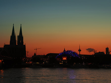 Kölner Dom neben Musical Dome