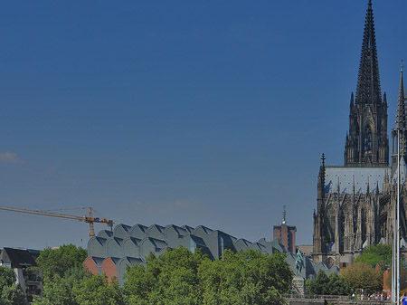 Dach der Kölner Philharmonie und Kölner Dom Foto 