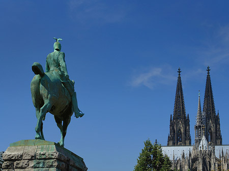 Foto Kölner Dom mit Reiterstatue - Köln