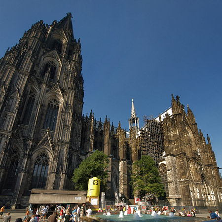 Blick über Roncalliplatz zum Kölner Dom