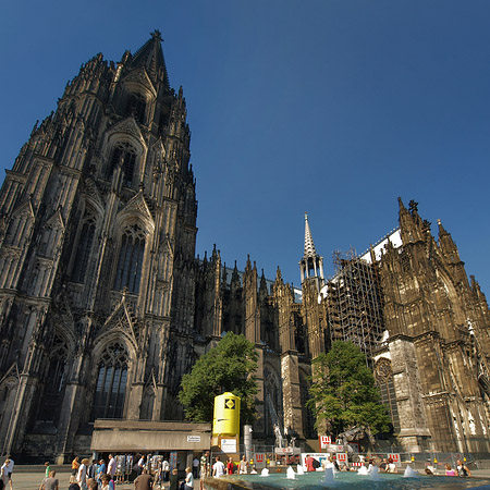 Blick über Roncalliplatz zum Kölner Dom Foto 