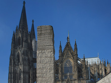 Foto Säule steht vor Kölner Dom