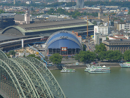 Musical Dome vor Hauptbahnhof Foto 