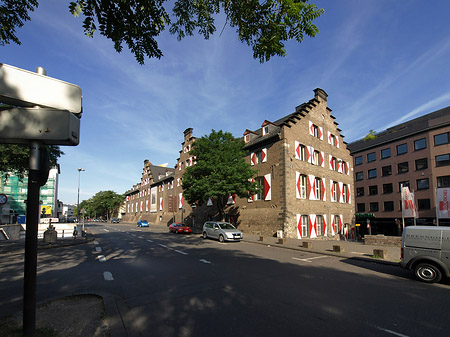 Kölnisches Stadtmuseum mit Straße