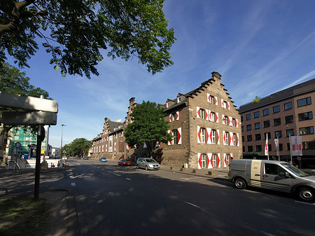 Kölnisches Stadtmuseum mit Straße Fotos