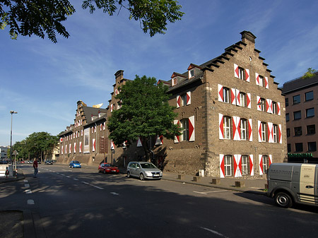 Kölnisches Stadtmuseum mit Straße