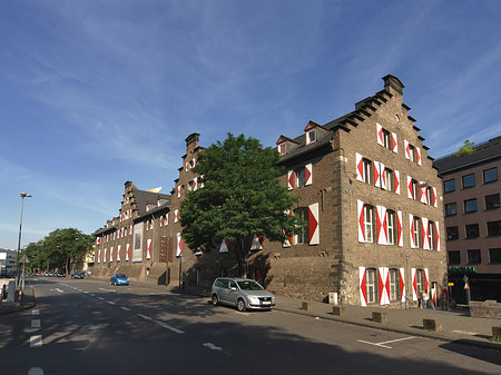 Foto Kölnisches Stadtmuseum mit Straße - Köln