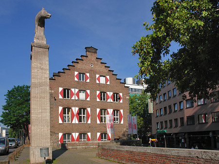 Wolfsstatue und Stadtmuseum Foto 