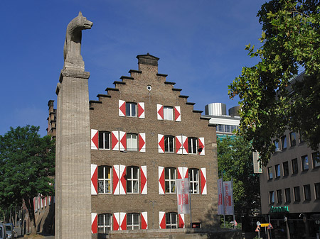 Foto Wolfsstatue und Stadtmuseum