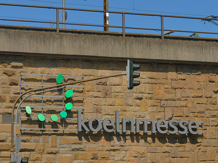 KölnMesse-Schild an Hochbrücke Fotos