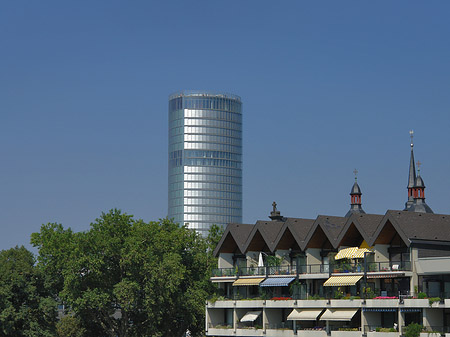 Lufthansa vor Triangelturm Fotos