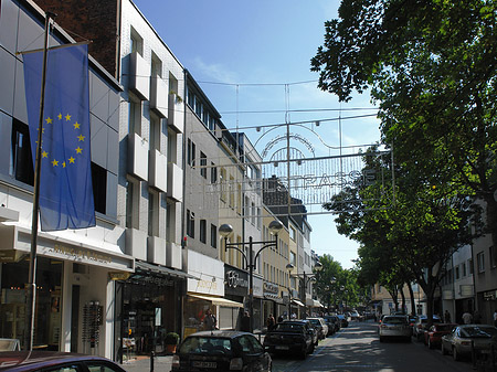 Mittelstraße mit Europafahne Foto 