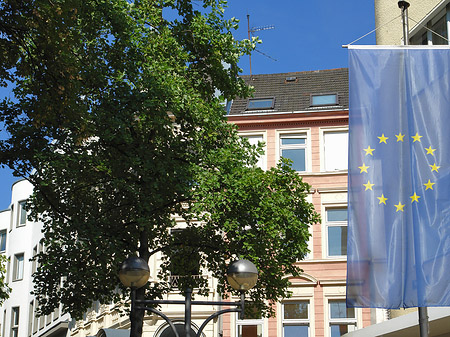 Mittelstraße mit Europafahne