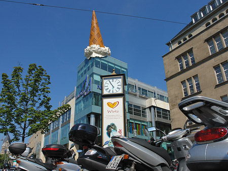 Neumarkt Galerie mit Mopeds