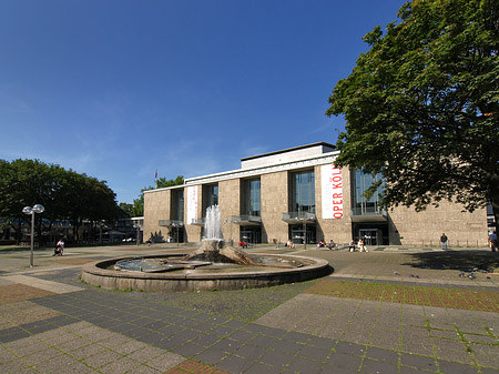 Oper Köln mit Brunnen Fotos