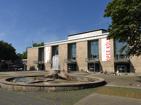 Foto Oper Köln mit Brunnen