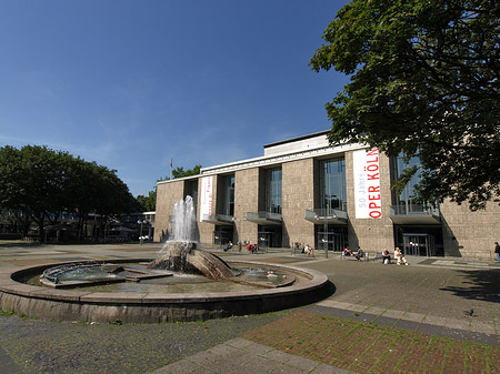 Oper Köln mit Brunnen