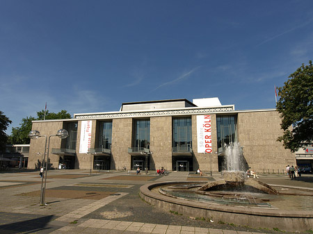 Foto Oper Köln mit Brunnen