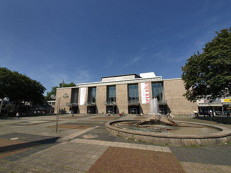 Oper Köln mit Brunnen