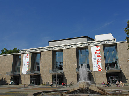 Foto Oper Köln mit Brunnen