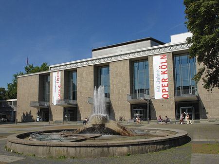 Oper Köln mit Brunnen