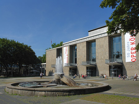 Foto Oper Köln mit Brunnen