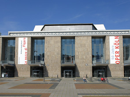 Oper Köln mit Brunnen Foto 