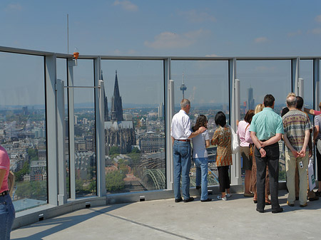 Besucher gucken auf den Kölner Dom Foto 