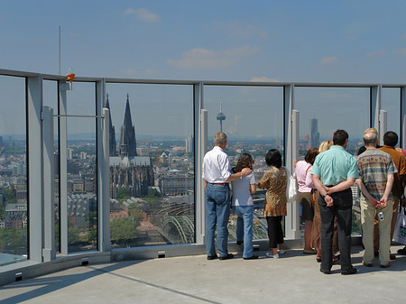 Foto Besucher gucken auf den Kölner Dom