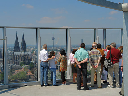 Besucher gucken auf den Kölner Dom Foto 