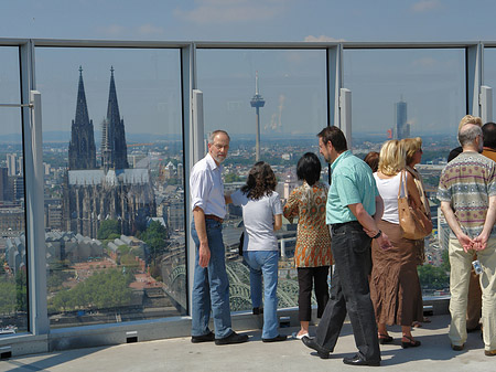 Foto Besucher gucken auf den Kölner Dom