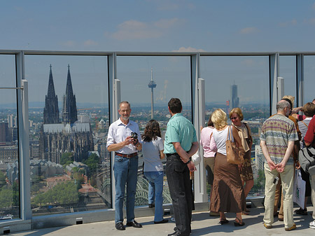 Fotos Besucher gucken auf den Kölner Dom