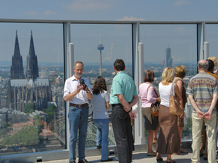 Besucher gucken auf den Kölner Dom Fotos