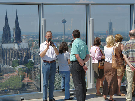 Besucher gucken auf den Kölner Dom