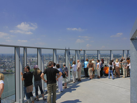 Foto Besucher gucken auf Köln