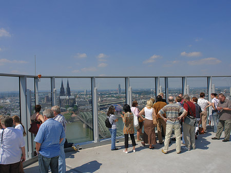 Foto Besucher gucken auf Köln