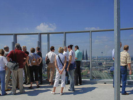 Besucher gucken auf Köln