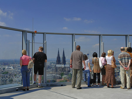 Foto Besucher gucken auf Köln