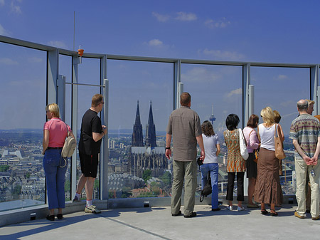 Foto Besucher gucken auf Köln