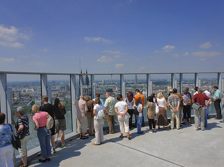 Besucher gucken auf Köln Foto 